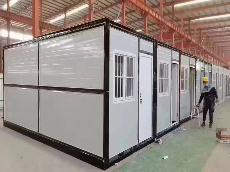 A breathing house Retractable Container Room
